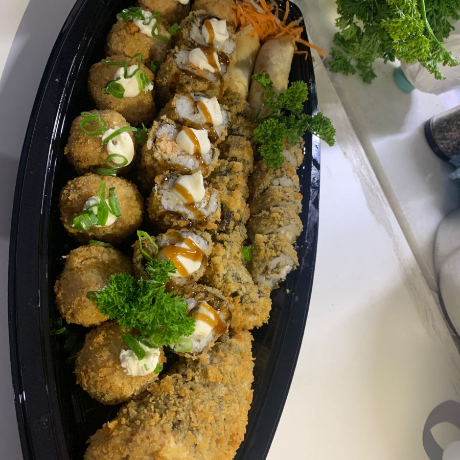 1 temaki de atum crocante, 36 hot skin, 2 haromaki de doce de leite e 8 crocbool de salmão