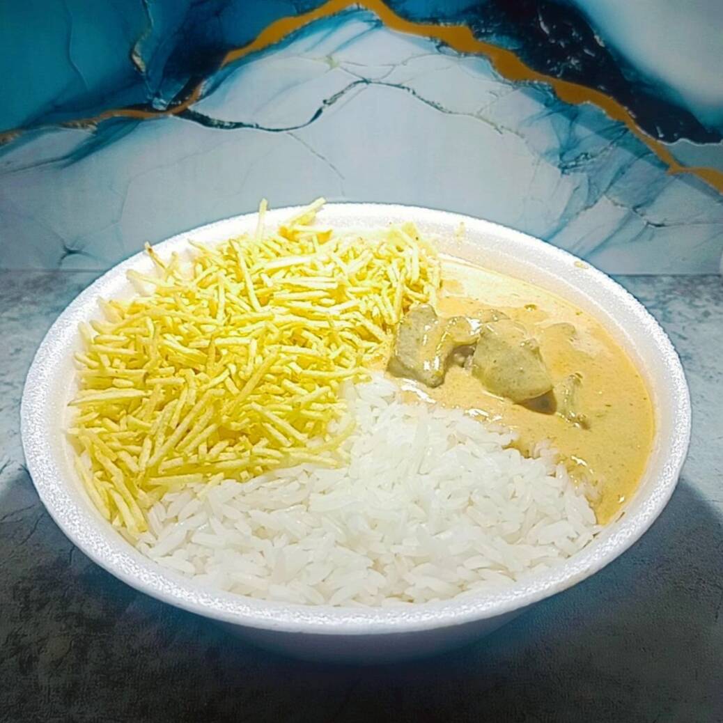 Marmita de strogonoff de Carne 500 ml.
🥘 Combo Strogonoff de Carne — Tutto no Pote
O clássico que todo mundo ama! 🤤
Strogonoff de Carne suculento e cremoso
🍚 Arroz branquinho e soltinho
🥔 Batata palha crocante pra finalizar
Tudo quentinho, feito na hora e com aquele sabor caseiro que não tem igual. Uma refeição completa e deliciosa pra você! 😋