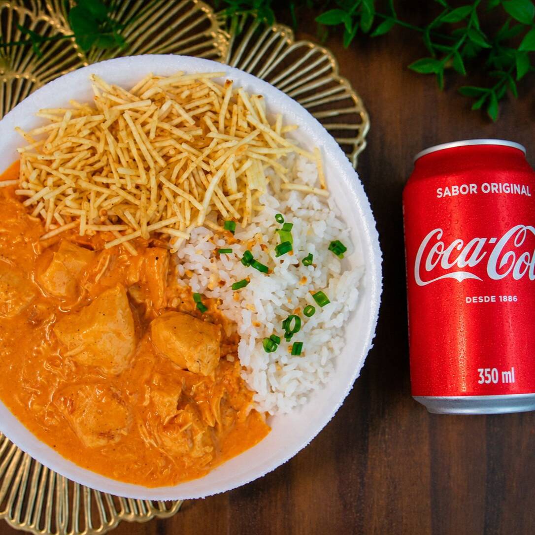 Marmita com Strogonoff de Frango bem cremoso que vai acompanhado com arroz branco, batata palha e uma coca cola bem gelada 350ml