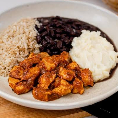 Arroz, feijao preto, frango, batata frita, salada alface, tomate, pepino e cenoura ralada