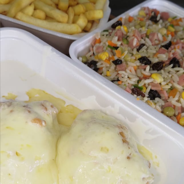 Filé de frango c/ queijo e presunto ao molho branco, arroz à grega, fritas.