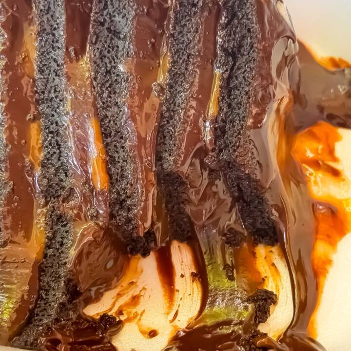 O verdadeiro monarca dos bolos de chocolate, nosso Devil’s Cake. Feito com uma massa extremamente úmida de cacau, recheada com uma ganache sedosa e rica no sabor de chocolate meio amargo e camadas de caramelo salgado.