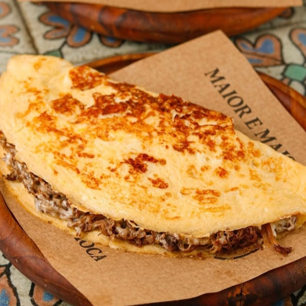 Crepioca recheada com carne de sol desfiada tomate cebola catupiry