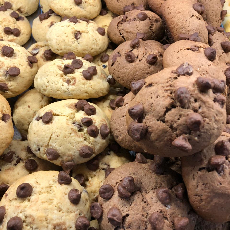 Deliciosos cookies, sabor massa de chocolate com gotas de chocolate.