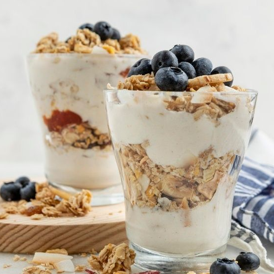 Yogurt con granola, miel y algarrobina