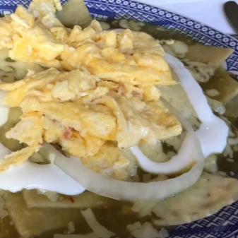 Chilaquiles Verdes con Huevo Revuelto