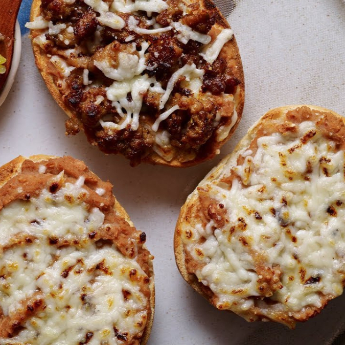 Molletes de Huevo Rojo