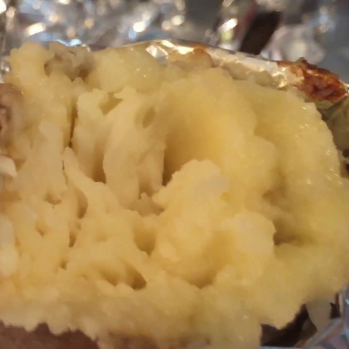 Plato de papa con mantequilla.