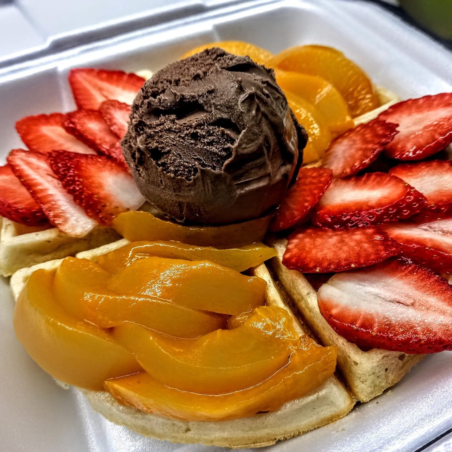 Waffle con helado y fruta