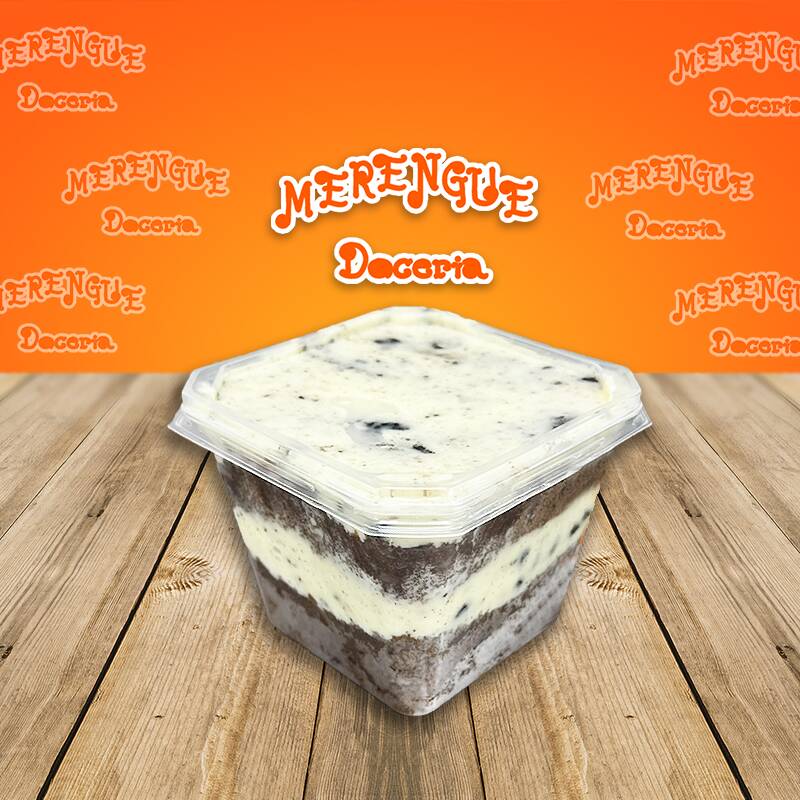 Desfrute do nosso irresistível 'Bolo no Pote Oreo - Individual', meticulosamente preparado na categoria 'Bolo de Pote'. Este divino prato é composto por um pão de ló de chocolate artesanal, fornecendo uma base rica e aveludada. O recheio é um deleite à parte: um sedoso creme de Oreo, produzido a partir do casamento perfeito entre o sempre amado brigadeiro branco e o biscoito Oreo, mundialmente renomado por seu sabor inconfundível. Uma combinação que eleva a simplicidade do bolo de pote a uma experiência gastronômica verdadeiramente única.