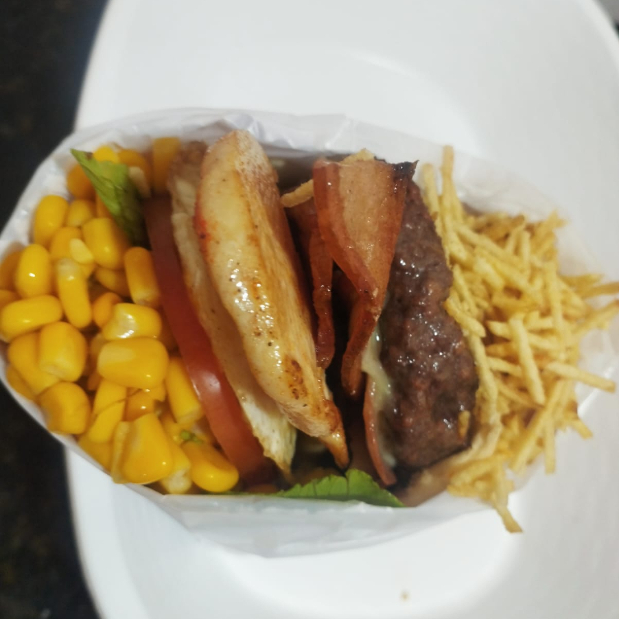 Delicioso Lanche de Gamburguer Bovino, acompanhado de Mussarela, Apresuntado, Bacon, Salsisha, Ovo, Tomate, Alface, Milho e Batata palha.