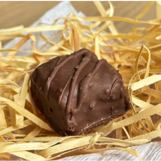Bombom Brownie chocolatudo e macio com ganache de chocolate, que combina perfeitamente com cafezinho.
Serve 1 pessoa