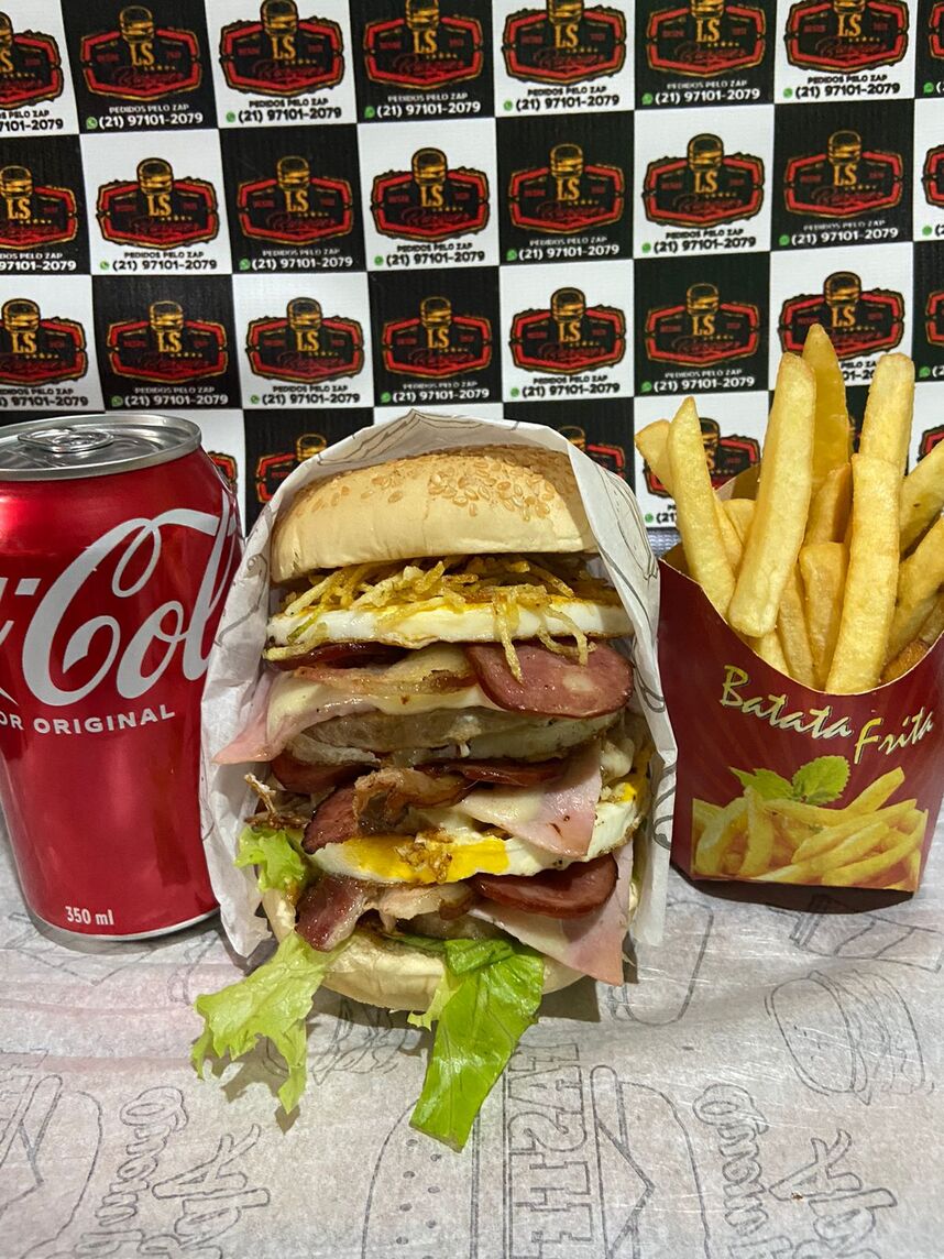 LS triplo ( Pão , 3 carnes , 3 Ovos , calabresas , bacons , mussarelas  , presuntos , salada , batata palha , ketchup e molho verde )  + batata + Refrigerante lata