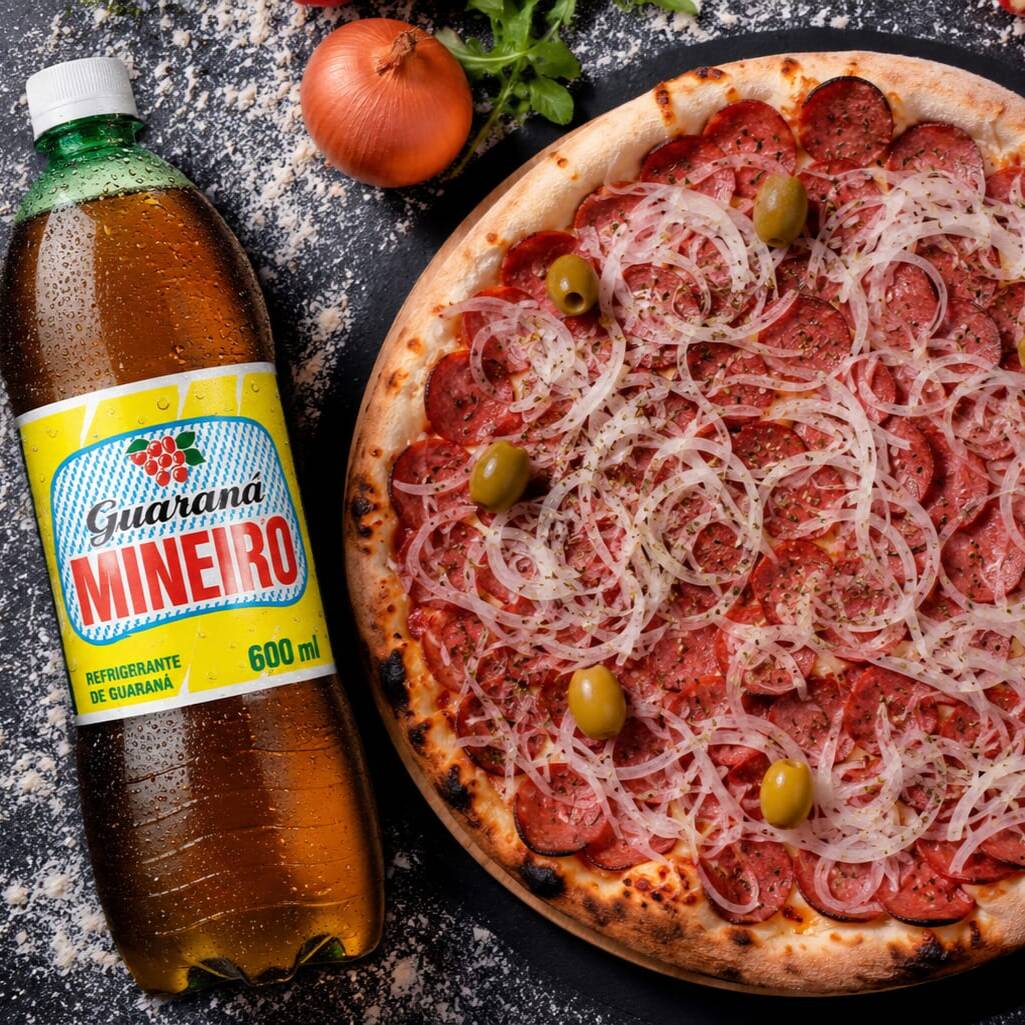 Deliciosa pizza com fatias de calabresa, cebola e orégano