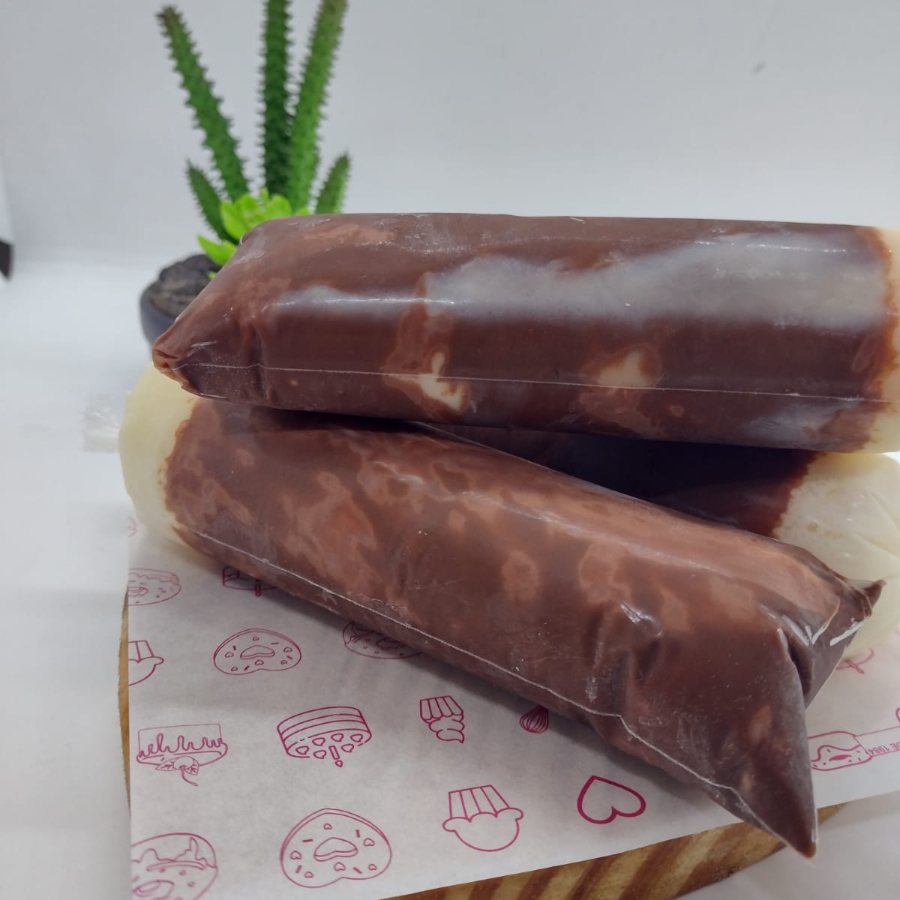 Cremoso geladinho feito com leite ninho, textura suave e casquinha generosa de nutella. Doce na medida certa, gelado e irresistível!!