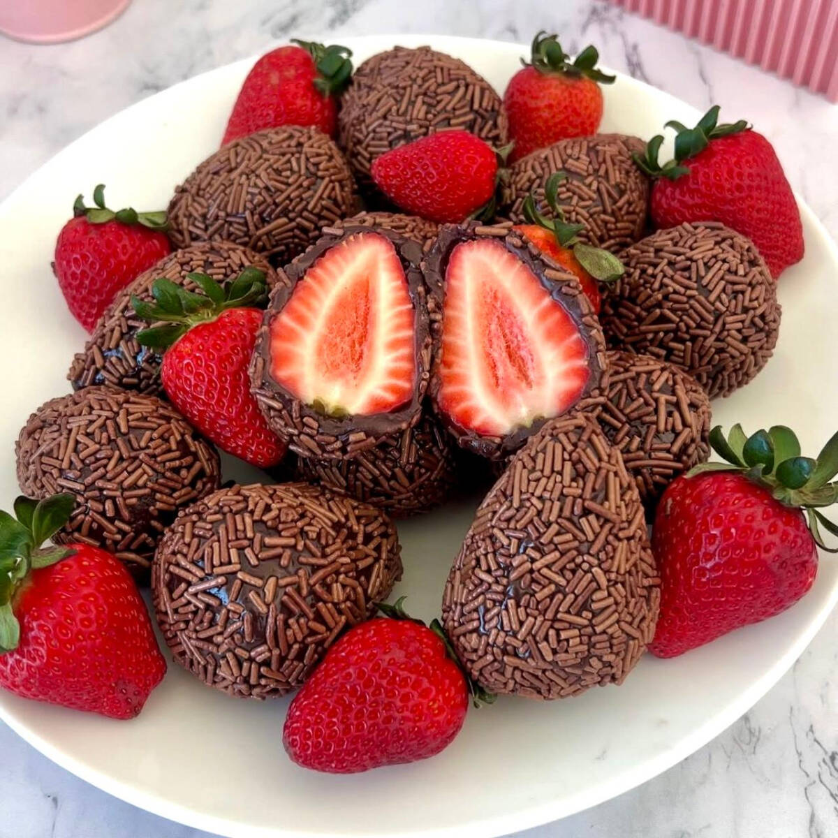 Deliciosa coxinha feita com morango selecionado vindo diretamente de Minas, brigadeiro gourmet cremoso e finalizada com granulado sabor chocolate.