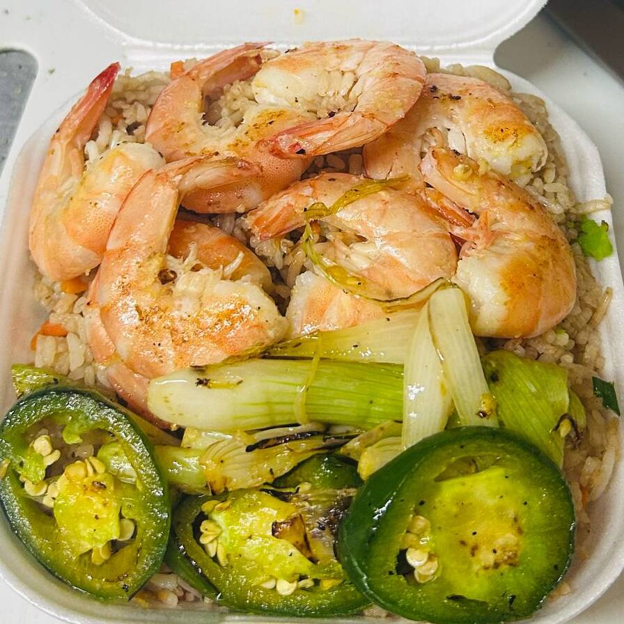 Arroz con piezas de camarón