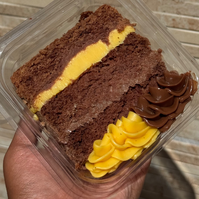 Massa de chocolate com recheio de brigadeiro de maracujá e chocolate.