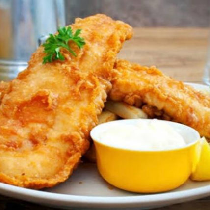 Filé de peixe com arroz branco ou arroz à grega salada verde, fritas e pirão.