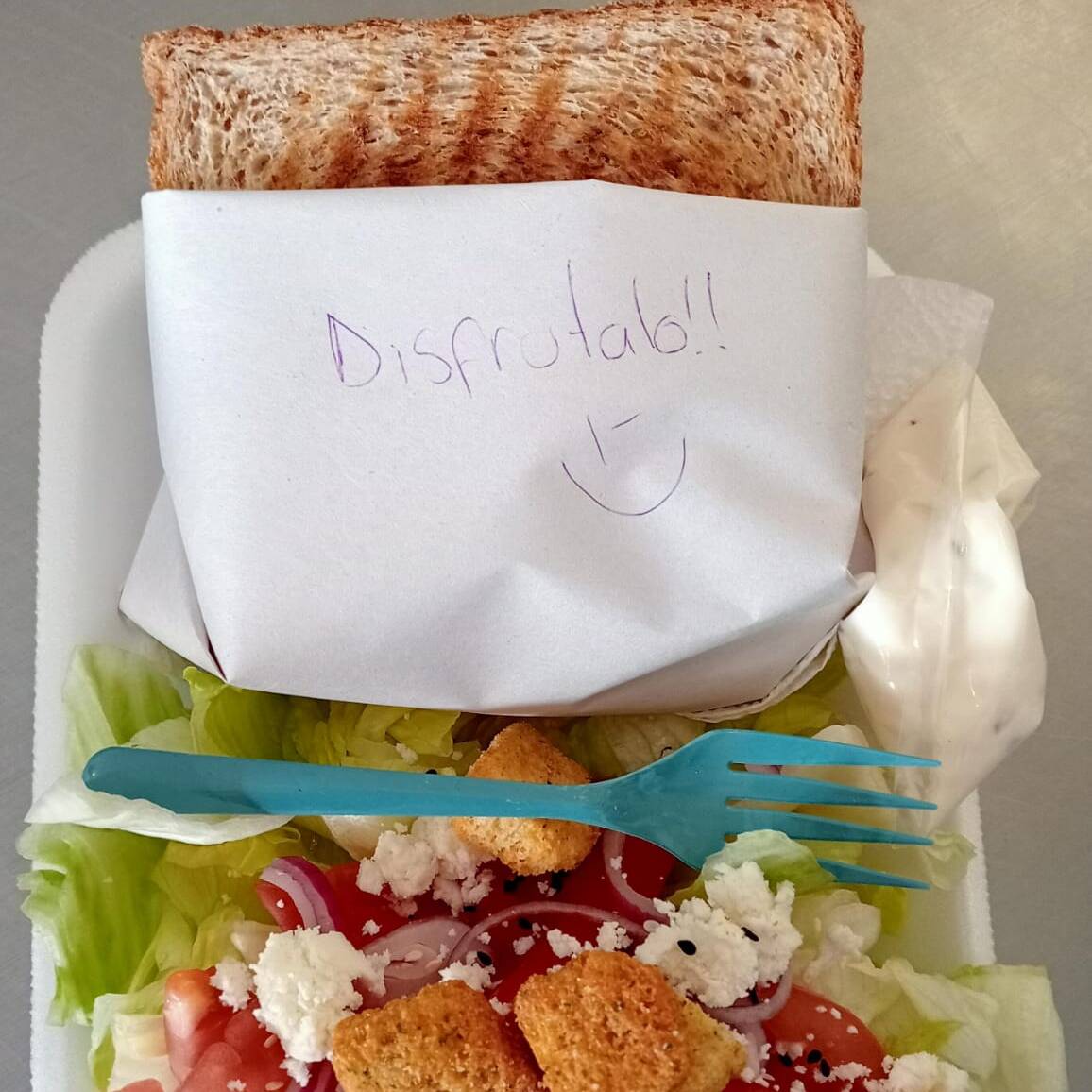 Sándwich con Ensalada Salada