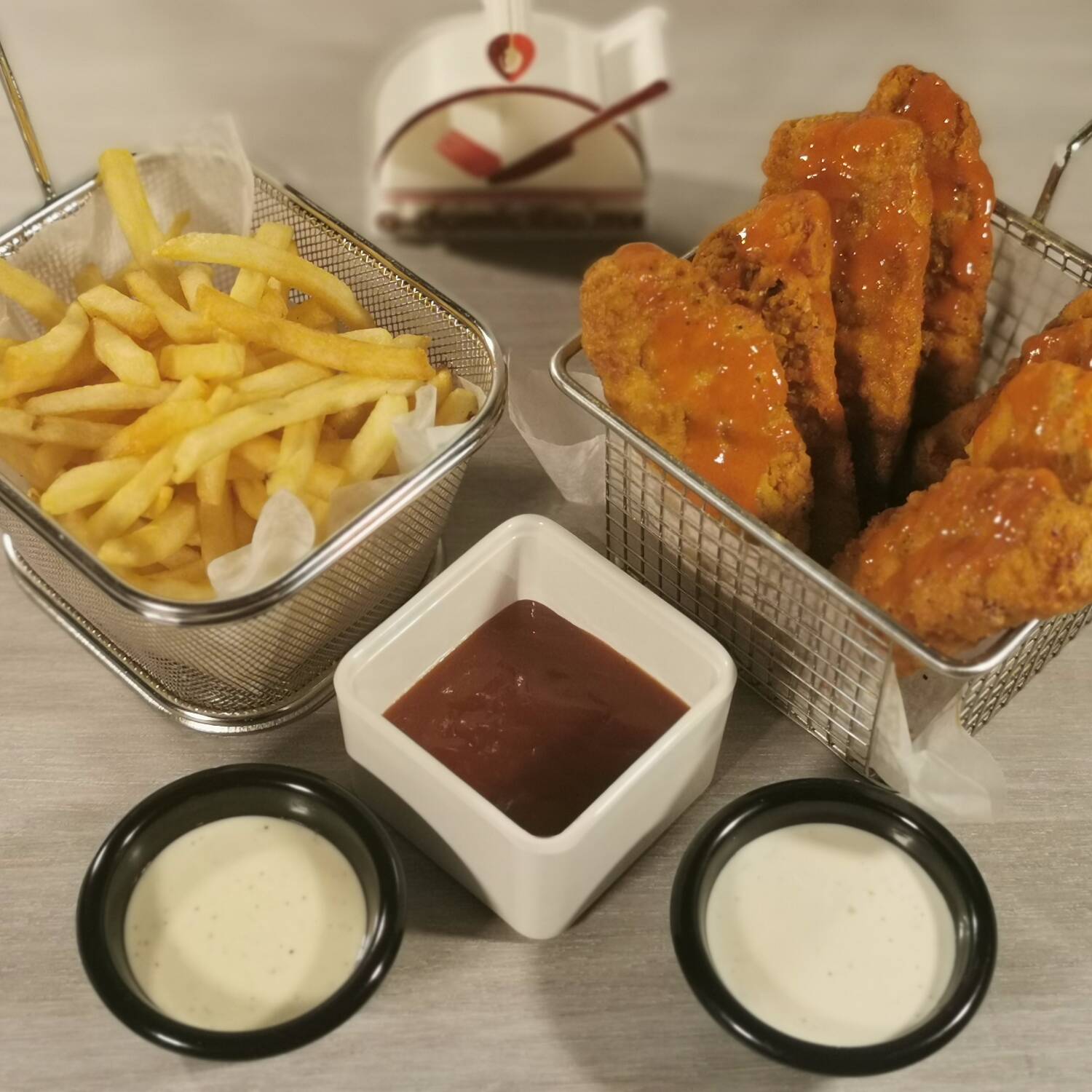 8 buffalo tenders con papas