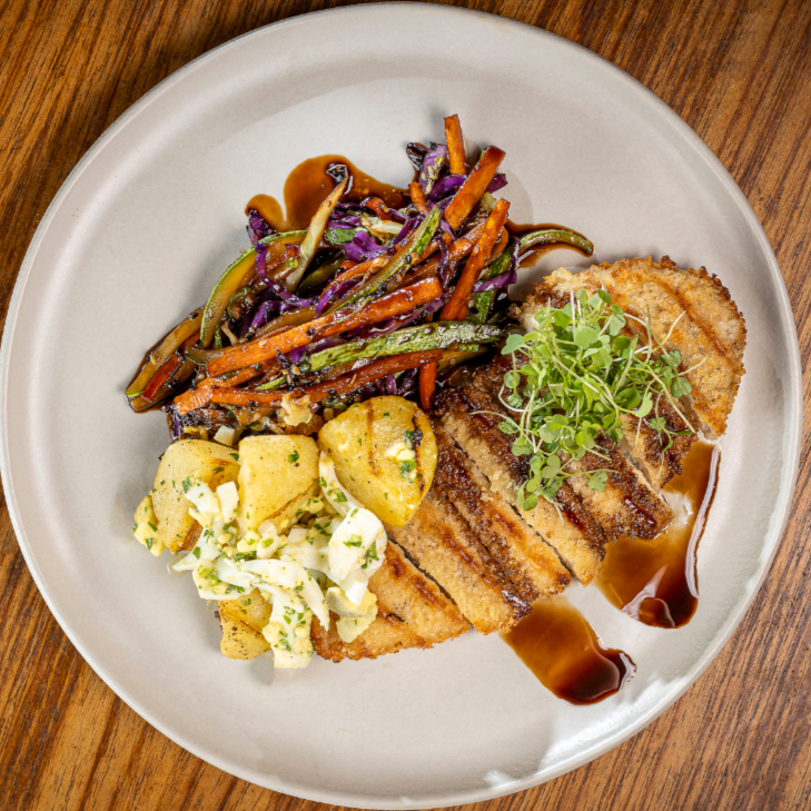 Filé de frango empanado crocante assado ao forno, acompanhados de legumes crocantes salteados no corte julienne ao molho teryiaki, finalizado com gergelim, salada de batata assada com ovos e azeite.