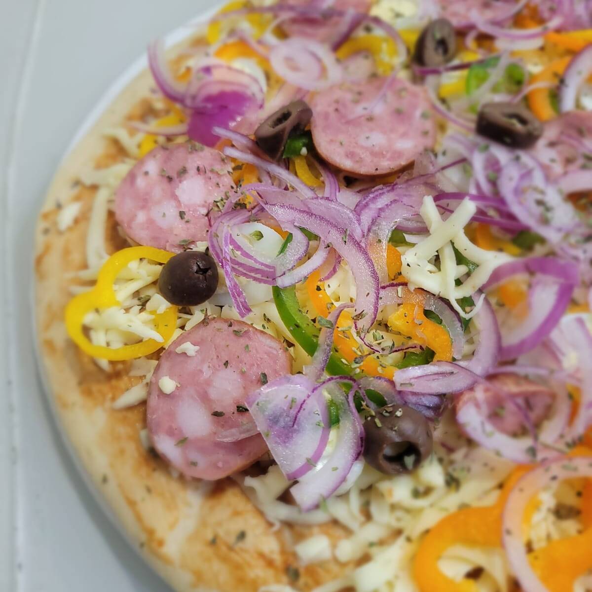 Extrato de tomate, pimentões coloridos, cebola roxa, azeitona preta, ovos de codorna, calabresa, orégano, muçarela.
Pizza média (30cm).
A pizza vai montada conforme a descrição. Não é possível alterar os ingredientes.