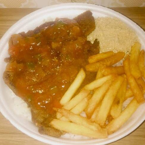 ARROZ,FEIJAO, BIFE EMPANADO ACOMPANHADO DE FARORA E BATATA FRITA