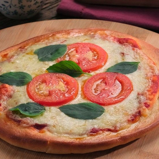 molho de tomate mussarela tomate e manjericao