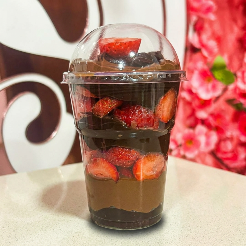Copo Sensação; Brigadeiro de Cacau 70%, brownie,Nutella e morangos frescos.