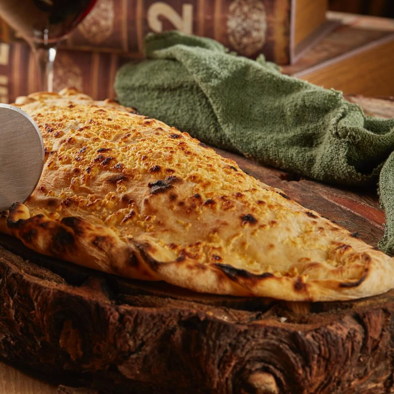 Calzone é uma pizza fechada com muito recheio