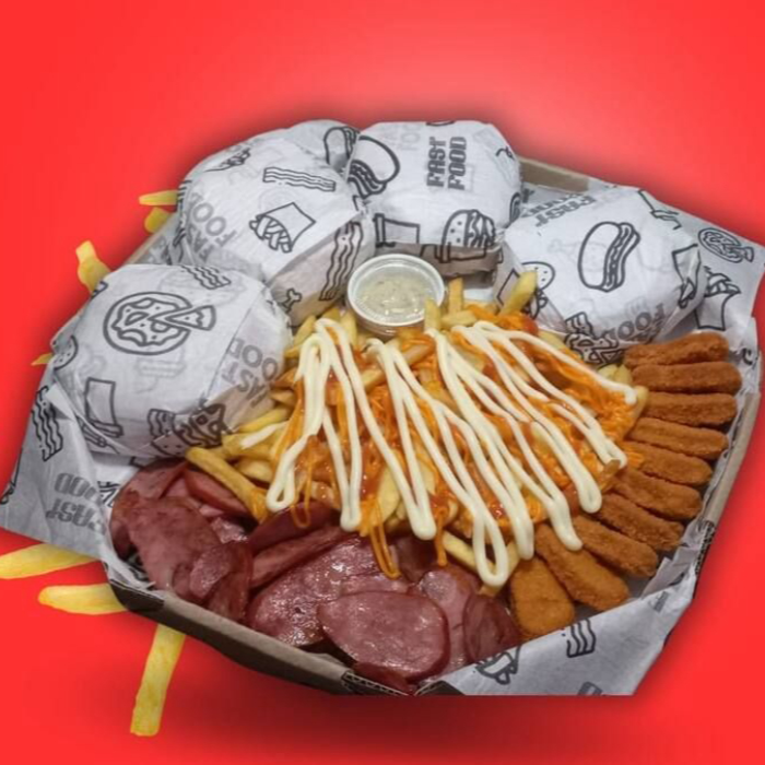 Delicioso Combo Família: Contém 4 irresistíveis lanches X-Salada, montados com pão de hambúrguer, suculento hambúrguer, ketchup, mostarda, maionese, crocante batata palha, queijo derretido, cremoso cheddar, exclusivo Catupiry, crocante alface e fresco tomate. Acompanha uma porção generosa de batatas temperadas com Catupiry, cheddar e ketchup, para um sabor extra. Além disso, inclui uma porção de nuggets crocantes e uma porção de calabresa defumada. Um combo perfeito para compartilhar em família!