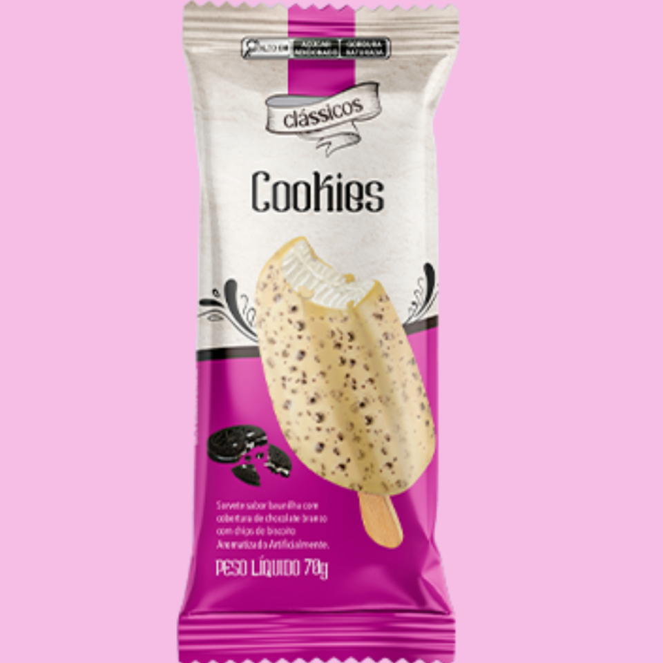 Picolé sabor baunilha com biscoito de chocolate.