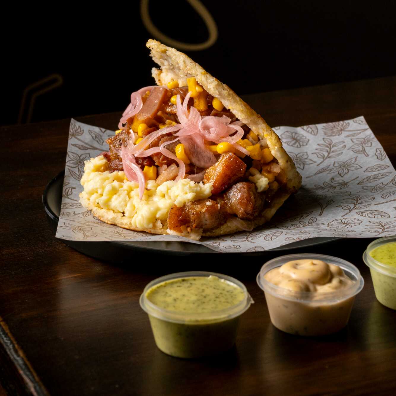 Arepa de Chicharrón y Tocineta Caramelizada