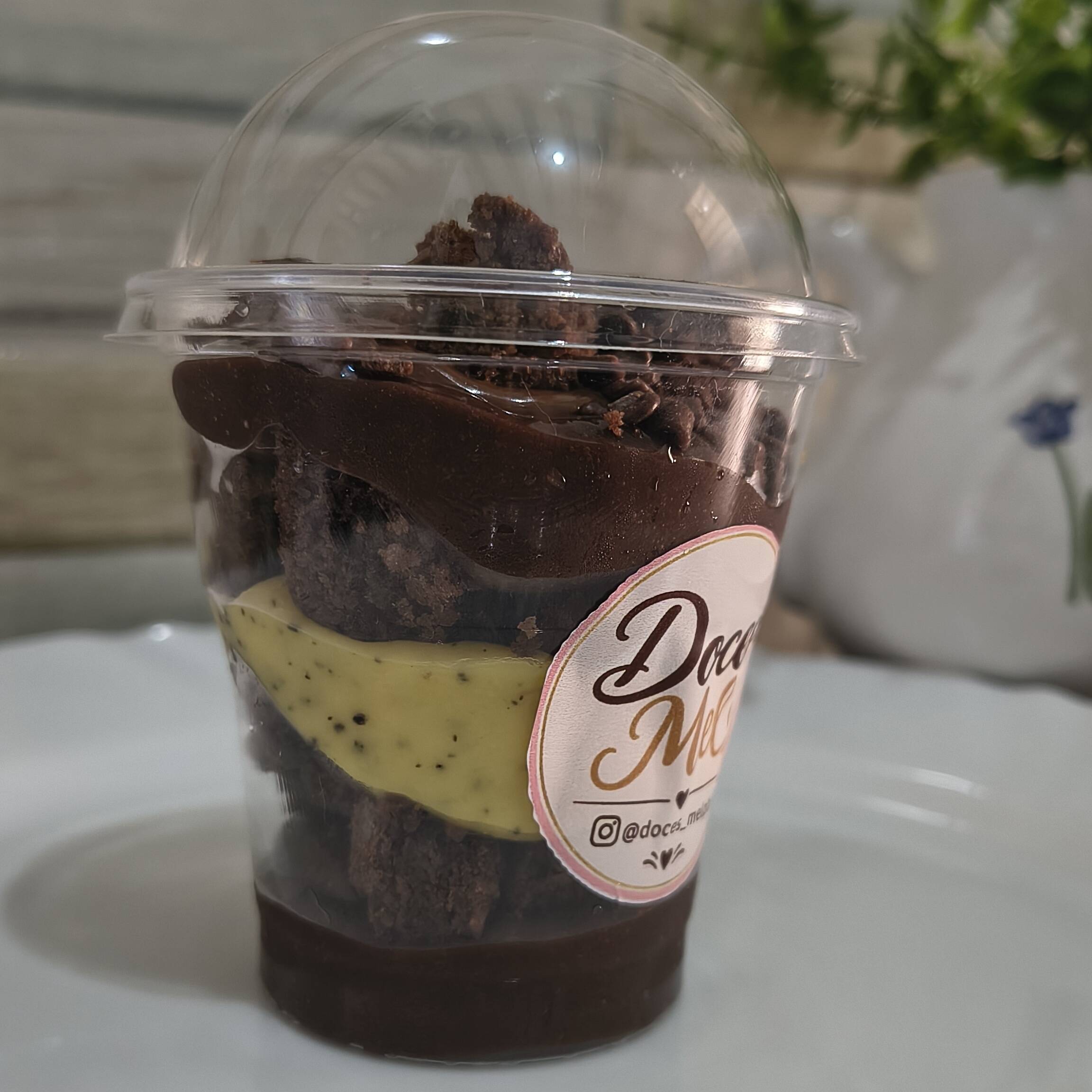 Brownie em Pedaços Intercalado com Delicioso Brigadeiro de Maracujá e Brigadeiro 50%, Finalizado com Nutella e Granulado de Chocolate ao leite