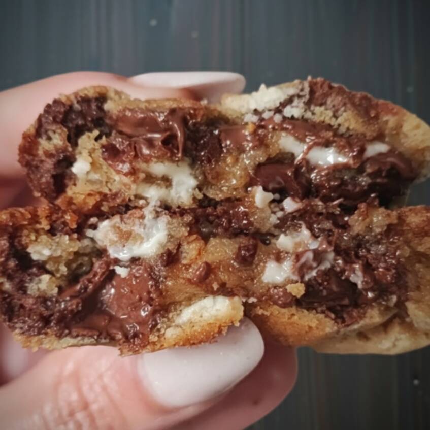 Três chocolates num só carinho. Branco o docinho, meio amargo o equilíbrio e ao leite pra fechar com chave de ouro.