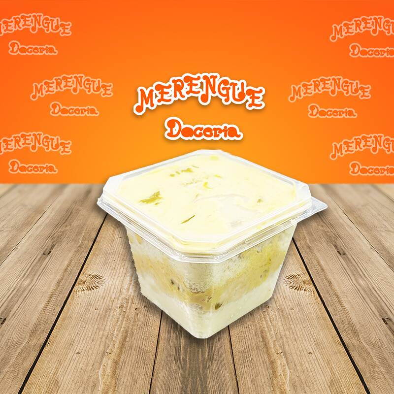 Nosso 'Bolo no pote de doce de leite com abacaxi - individual' é uma tentação irresistível. É composto por uma massa branca, feita artesanalmente, que envolve um generoso recheio de doce de leite, cremoso e aveludado. O sabor intenso do doce de leite se harmoniza perfeitamente com uma polpa de abacaxi suculenta e vibrante, trazendo um toque tropical ao prato. Cada colherada deste bolo de pote é uma deliciosa surpresa que irá encantar seu paladar. Ideal para um momento de indulgência solitária ou para surpreender alguém especial.