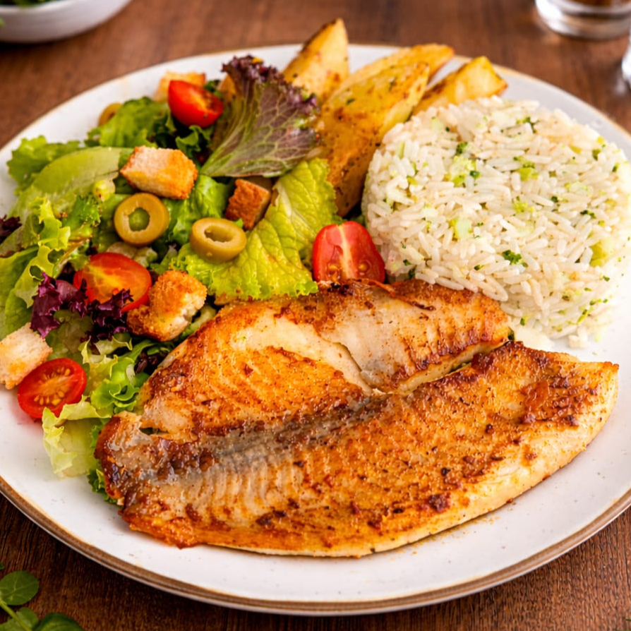 Filé de tilápia grelhado servido com arroz com brócolis, batatas rústicas douradas e salada fresca com mix de folhas, tomate cereja, azeitonas e croutons. Um prato clássico à moda La Casa.