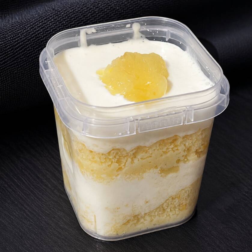 Bolo de baunilha, creme de ninho e doce de abacaxi caseiro.
(220ml)