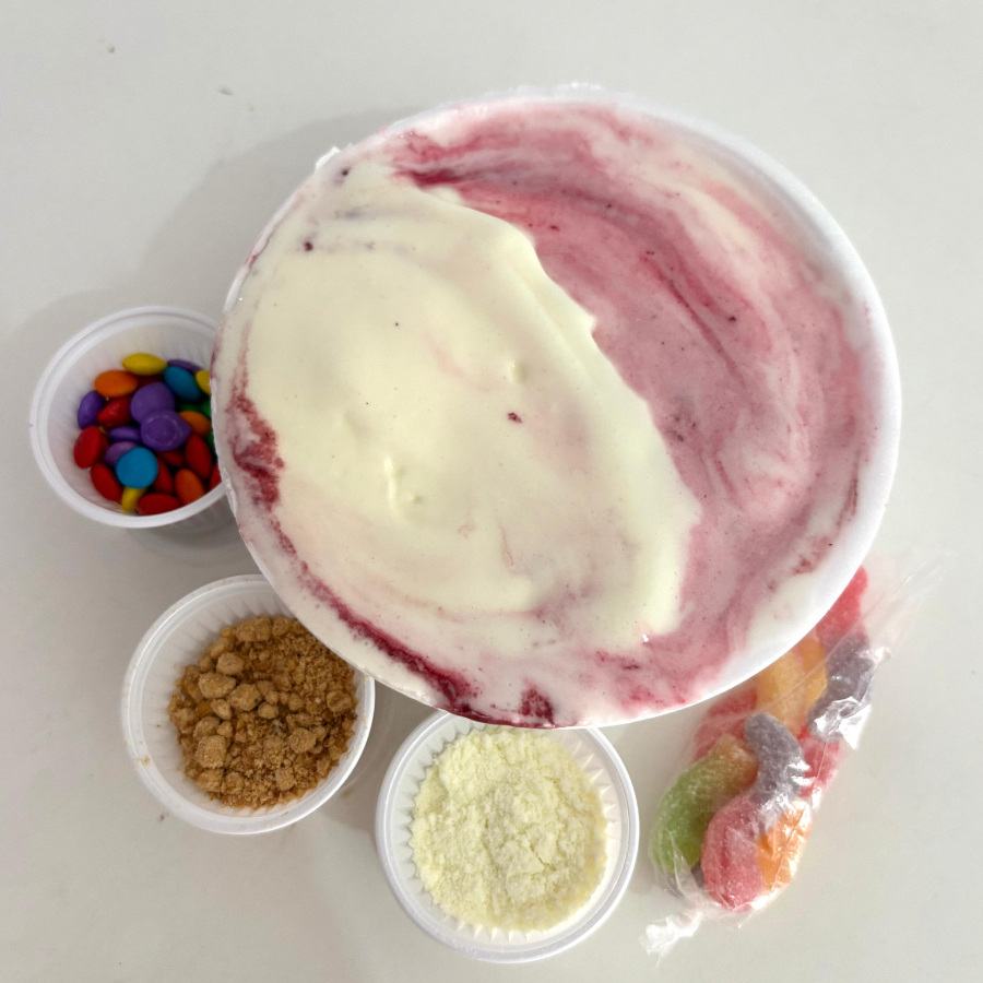 Tigela de Açaí de 750 Ml personalizável com três itens à sua escolha, complementado com dois deliciosos cremes.