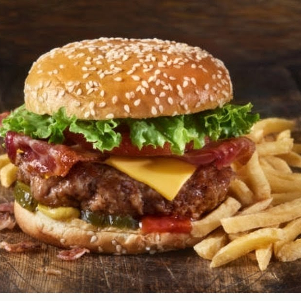 HAMBURGUESA GIGANTE CLASICA CON PAPAS