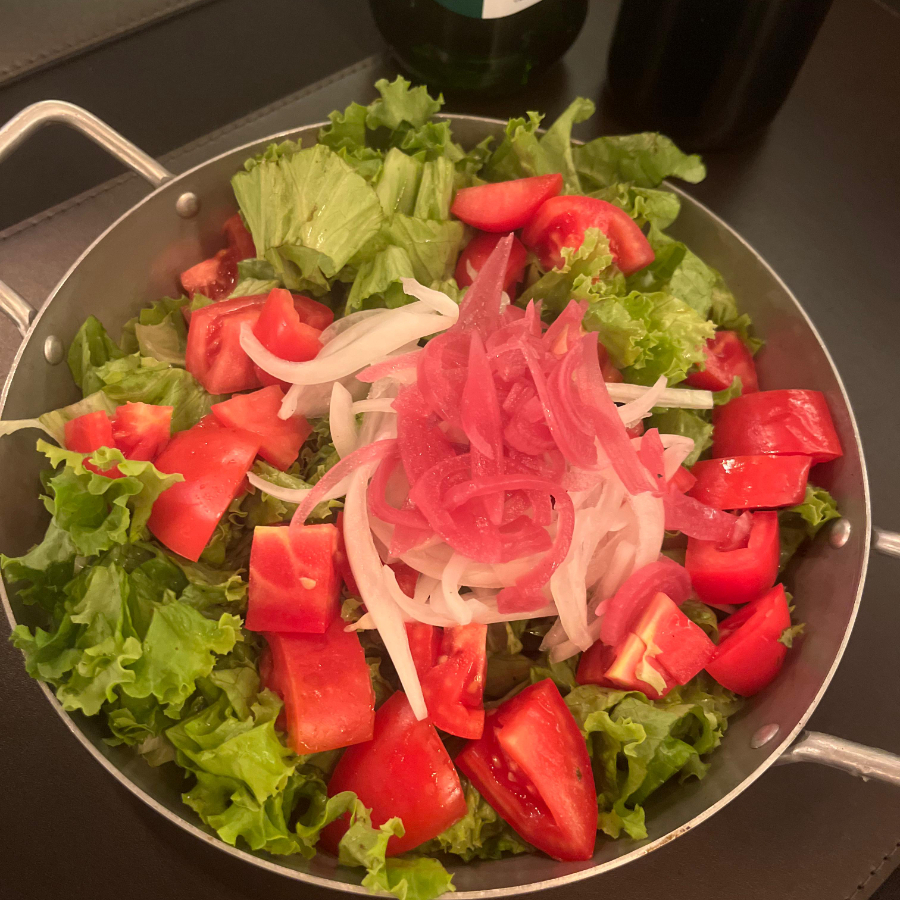 Mix de folhas verdes, tomate, tomate cereja, cebola e cebola roxa.