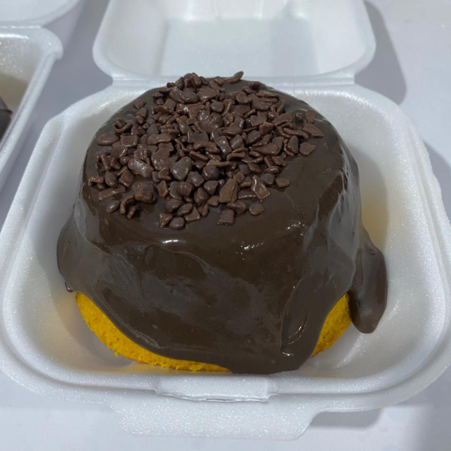 Delicioso bolo de cenoura leve e fofinho, coberto com brigadeiro cremoso feito de forma artesanal e finalizado com granulé de chocolate. Uma combinação irresistível, perfeita para adoçar qualquer momento do seu Dia.