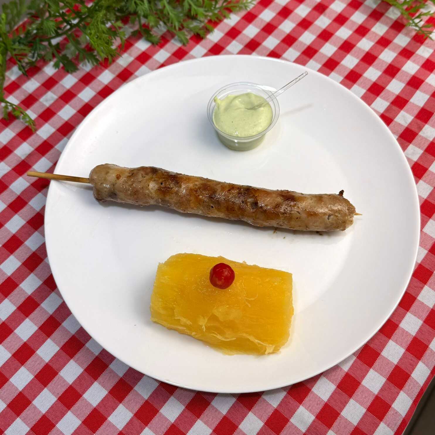 Espetinho de linguiça caipira 100% pura, defumada e grelhada na brasa, sabor autêntico do interior.