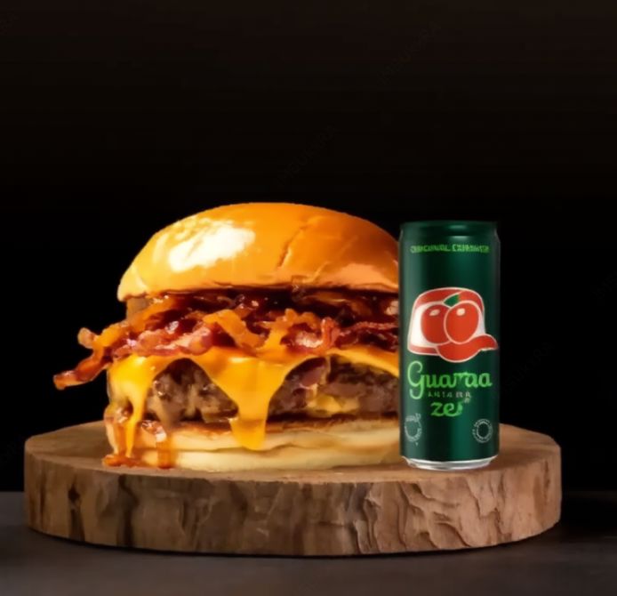 Hambúrguer bovino de 160g no pão brioche, com cheddar derretido, bacon crocante, THAI SWEET CHILI WEET CHIL e maionese da casa. Acompanha Guaraná 269ml. Perfeito e saboroso!