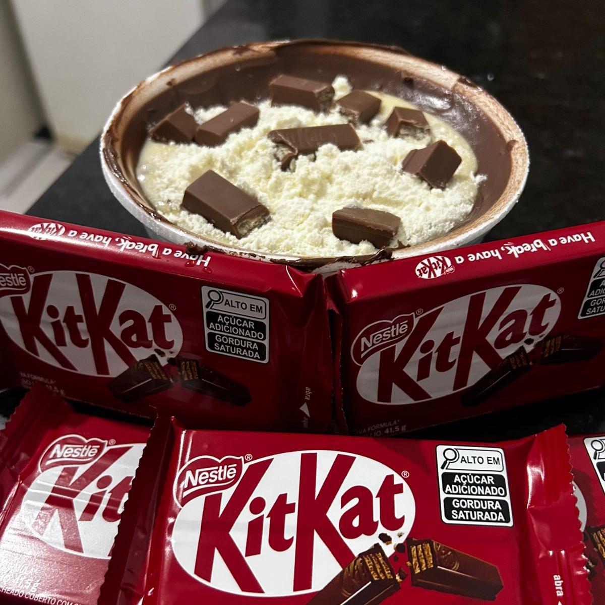Delicioso açai cremoso com recheio de leite condensado,leite em pó,creme de avelã e Kit Kat. (não trocamos os adicionais,apenas retiramos).Vai no isopor !
