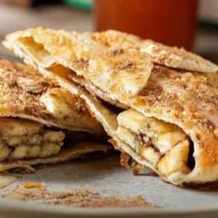 Pastel doce recheado com banana e canela. Uma sobremesa simples e deliciosa que agrada a todos.