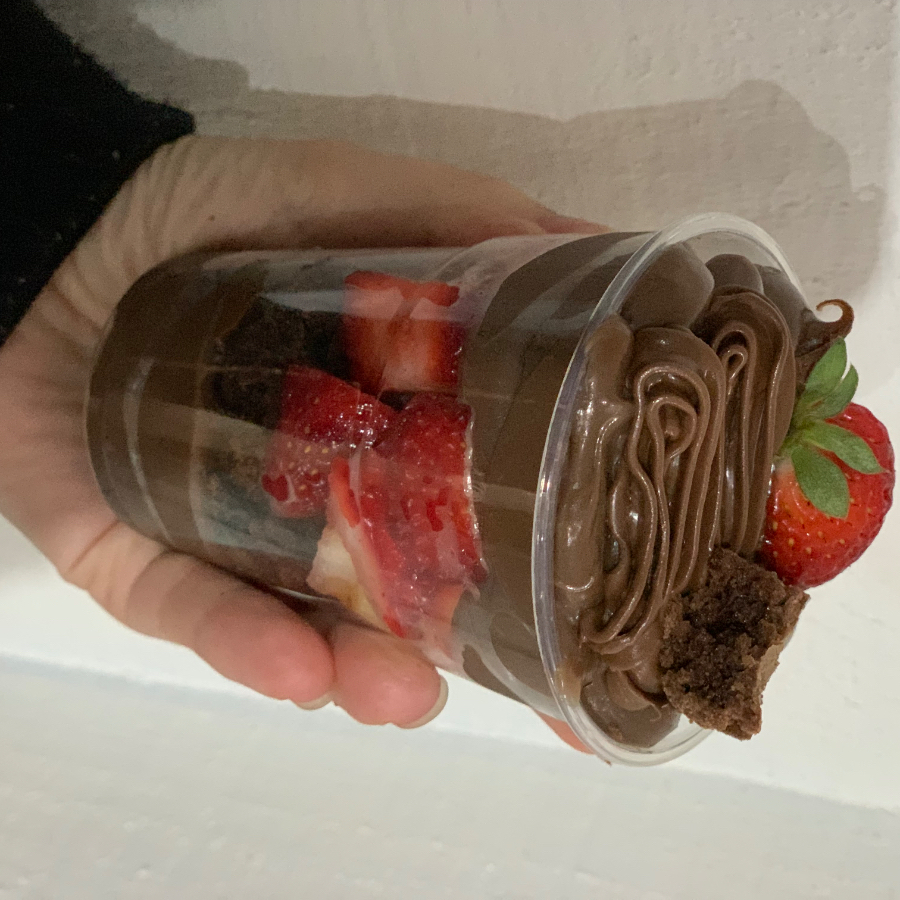 Nosso copo de morango chocolatudo, acompanha brigadeiro 50%, nutella, pedaços de brownie e morangos frescos