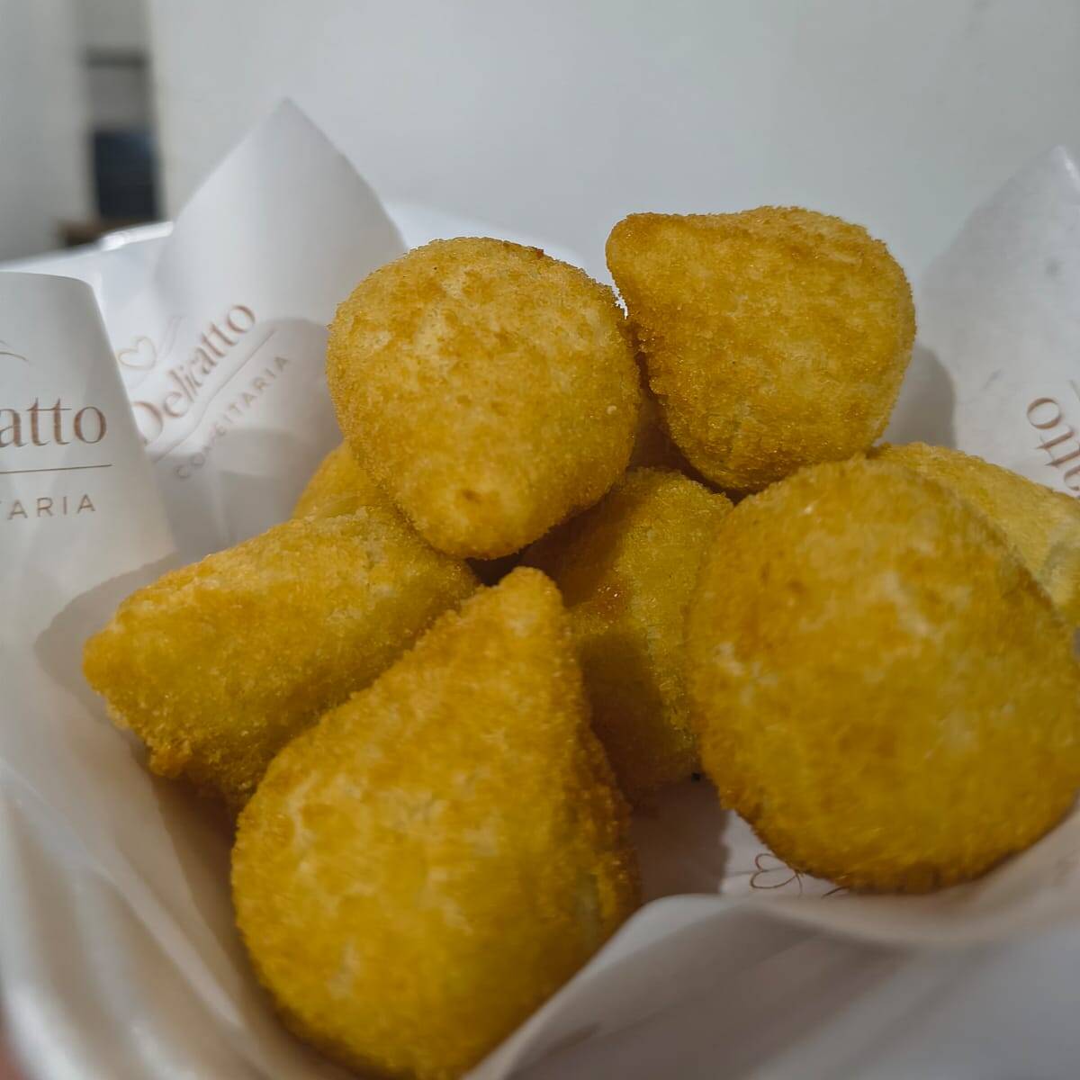 10 unidades de mini coxinha de frango com requeijão cremoso.