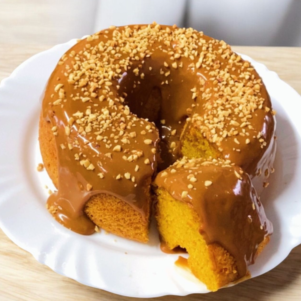 Bolo caseiro de cenoura, feito com cenoura fresquinha, sem conservantes, sem massa pronta, com cobertura de Doce de Leite e finalizado com amendoim (pesa aprox 650gr) (Obs: todos nossos bolos são caseiros, não utilizamos massa pronta ).